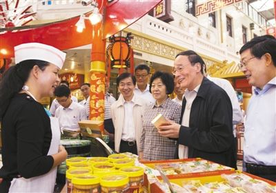 9月6日，王岐山在天津南市食品街調(diào)研，在月餅柜臺前，詢問中央關(guān)于中秋國慶嚴(yán)禁公款送禮的規(guī)定發(fā)布后的銷售情況。新華社記者 李學(xué)仁 攝