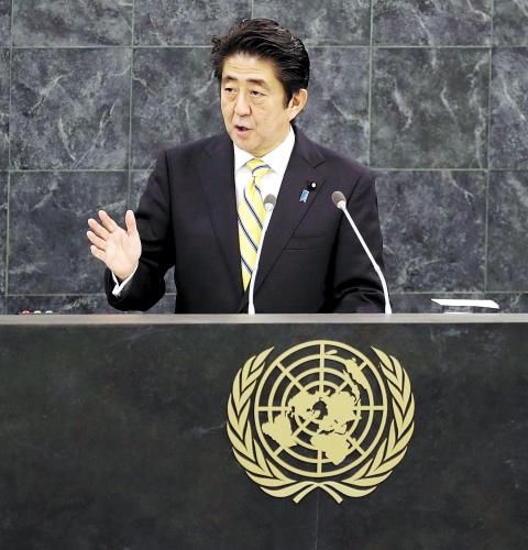 日本首相安倍晉三25日在紐約發(fā)表演講時(shí)稱，修改憲法解釋以解禁集體自衛(wèi)權(quán)的目的是使日本變成“為世界和平與穩(wěn)定更積極做出貢獻(xiàn)的國家”。圖為26日安倍在聯(lián)合國演講。