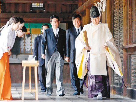 2011年8月15日安倍晉三等人參拜靖國(guó)神社。