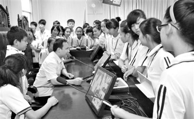 2013年5月30日，結(jié)合當(dāng)前國內(nèi)民眾普遍關(guān)注的“校長開房”、“強(qiáng)奸猥褻”等事件，廣西上思縣人民法院邀請中小學(xué)生到法院觀摩案件的庭審，提高他們的守法、維權(quán)意識。圖/IC