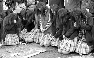7日，韓國首爾，韓國高考舉行前，學子們跪地祈禱，希望能考個好成績。