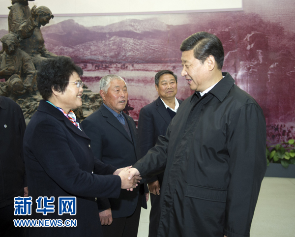 25日上午，習近平在臨沂華東革命烈士陵園參觀沂蒙精神展并會見當?shù)叵冗M模范和當年支前模范后代代表。