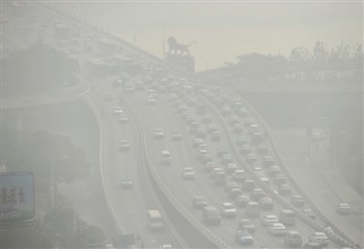 昨日，南昌市八一大橋被霧霾籠罩。 新華社發(fā)