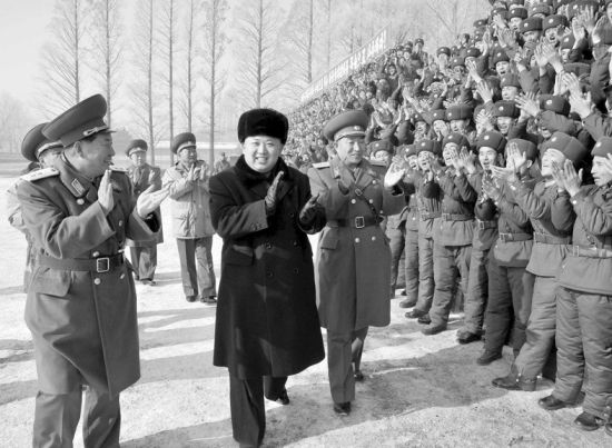 24日，金正恩視察前線部隊。
