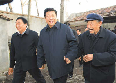 11月25日，習(xí)近平在地處沂蒙老區(qū)的臨沭縣曹莊鎮(zhèn)朱村，親切地拉著83歲的“老支前”王克昌的手。