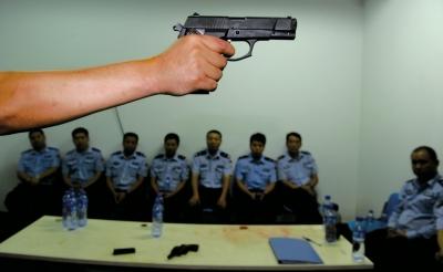 在一堂槍械教學(xué)課上，教官向參訓(xùn)民警們講解警用手槍的特點(diǎn)和正確握姿。記者 董世彪 攝