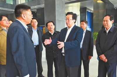 4月9日，省委書記、省人大常委會(huì)主任郭庚茂帶隊(duì)，在洛陽(yáng)高新技術(shù)產(chǎn)業(yè)集聚區(qū)內(nèi)觀摩考察。