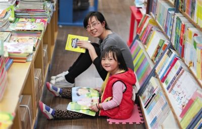 昨晚10時，來京探親的山東的李女士帶著5歲的女兒琪琪在三聯(lián)書店讀書。4月18日晚開始，三聯(lián)韜奮書店正
