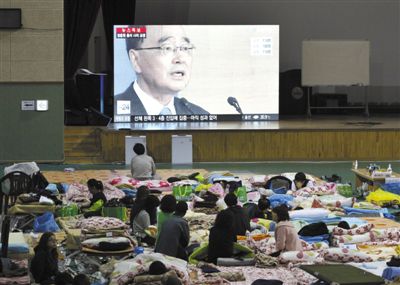 27日，韓國(guó)珍島，“歲月”號(hào)客輪乘客家屬在體育館觀看總理鄭烘原辭職新聞。當(dāng)日，鄭烘原召開緊急發(fā)布會(huì)，表示對(duì)韓國(guó)“歲月”號(hào)沉船事件負(fù)責(zé)，宣布引咎辭職。