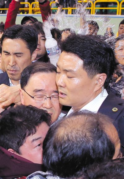 17日，鄭烘原（中）會(huì)見(jiàn)乘客家屬時(shí)，遭到家屬辱罵、潑水。
