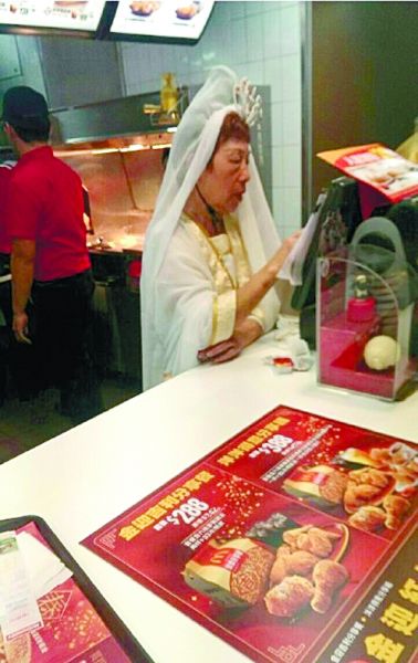 麥當(dāng)勞也挺拼的！店員化身觀(guān)音為顧客點(diǎn)餐