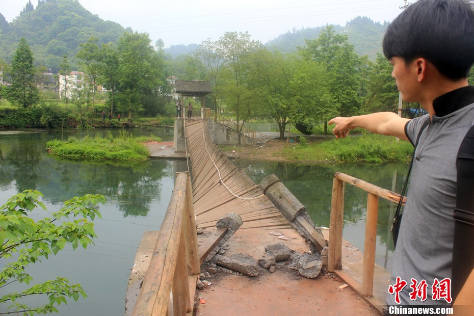 5月2日，一名目擊者正在介紹鳳凰吊橋事發(fā)情景。