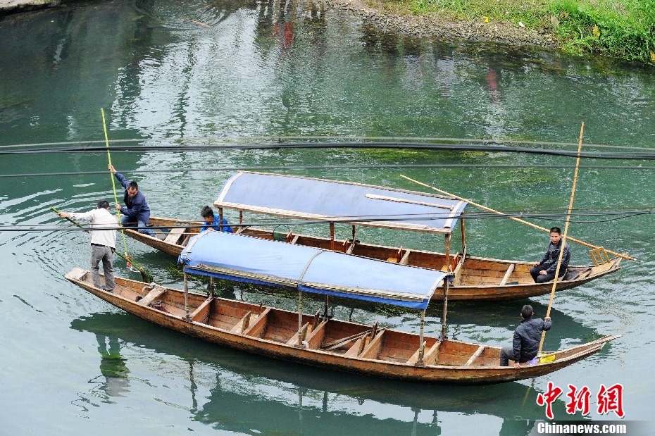 5月2日，鳳凰縣搜尋人員仍在沱江下游搜尋。