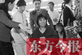 坐在輪椅上的，就是為兒子捐出肝、腎的母親潘大想