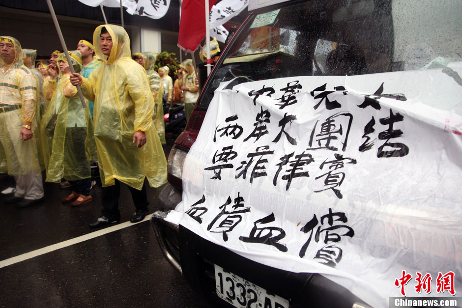 5月13日，屏東縣數(shù)百漁民北上臺(tái)北，在馬尼拉經(jīng)濟(jì)文化辦事處前抗議