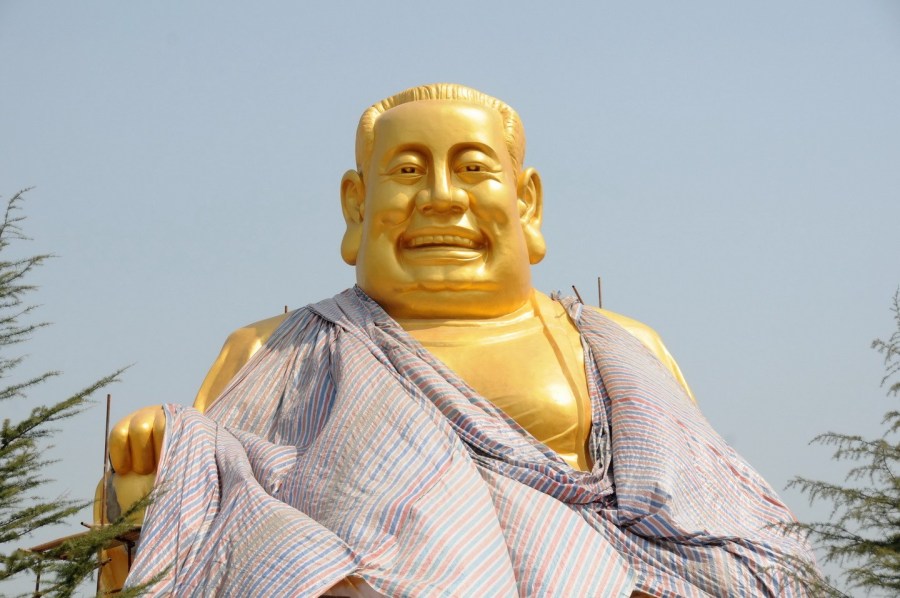 圖位此前的4月26日，“佛像”上出現(xiàn)帆布，最終，工作人員將帆布蓋在“佛像”頭像上。