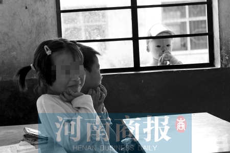 她不止一次說(shuō)想去上學(xué)，而更多的時(shí)候，她是站在教室外面，眼巴巴地看著里面的小朋友