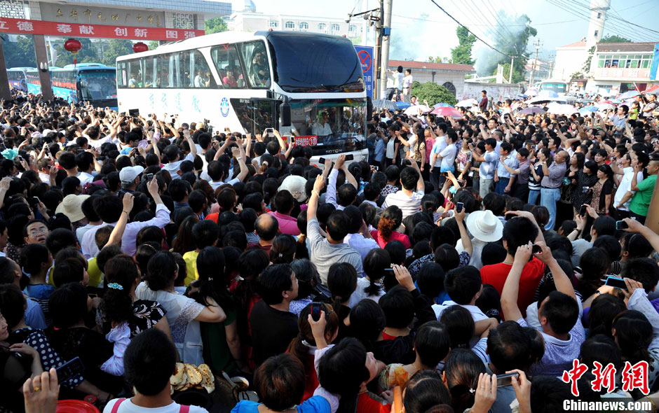 6月5日，一年一度的毛坦廠鎮(zhèn)“送考節(jié)”到來，70輛大巴車護送毛坦廠中學(xué)萬名考生安全赴考。