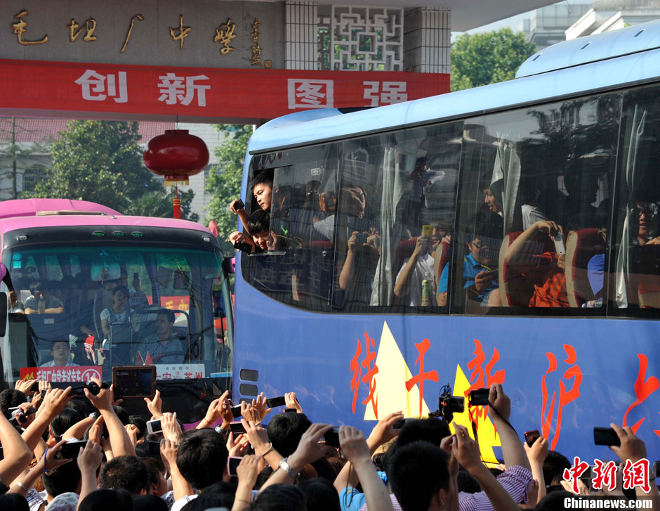 6月5日，一年一度的毛坦廠鎮(zhèn)“送考節(jié)”到來，70輛大巴車護送毛坦廠中學(xué)萬名考生安全赴考。