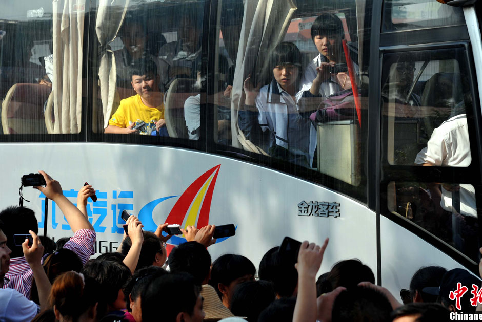 6月5日，一年一度的毛坦廠鎮(zhèn)“送考節(jié)”到來，70輛大巴車護送毛坦廠中學(xué)萬名考生安全赴考。