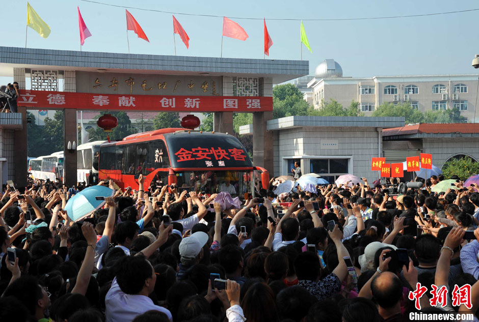 6月5日，一年一度的毛坦廠鎮(zhèn)“送考節(jié)”到來，70輛大巴車護送毛坦廠中學(xué)萬名考生安全赴考。