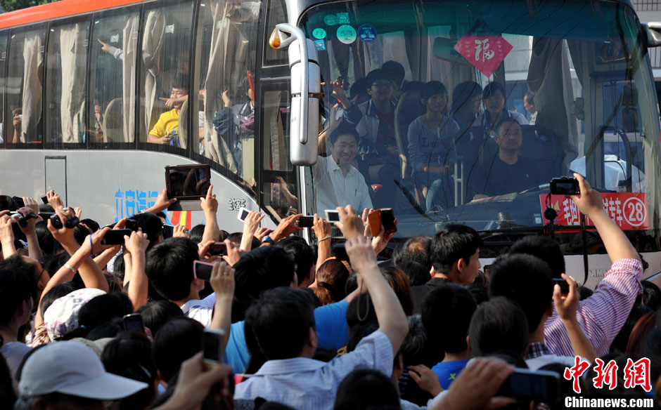 6月5日，一年一度的毛坦廠鎮(zhèn)“送考節(jié)”到來，70輛大巴車護送毛坦廠中學(xué)萬名考生安全赴考