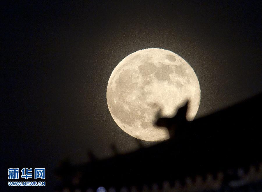 6月23日晚，在北京故宮角樓附近拍攝的圓月。