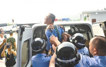 6月19日，安岳縣看守所，押赴刑場(chǎng)的一刻，劉明（化名）跳起來托付親友照顧好父母。吳小川 攝