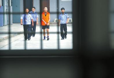 劉明前往家屬會(huì)見室和父母見最后一面。 吳小川 攝