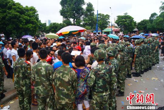 7月9日，聚集在中國人民銀行北海市中心支行的外地民眾越來越多，當(dāng)?shù)毓俜讲坏貌怀鰟哟笈叿?、武警前往維