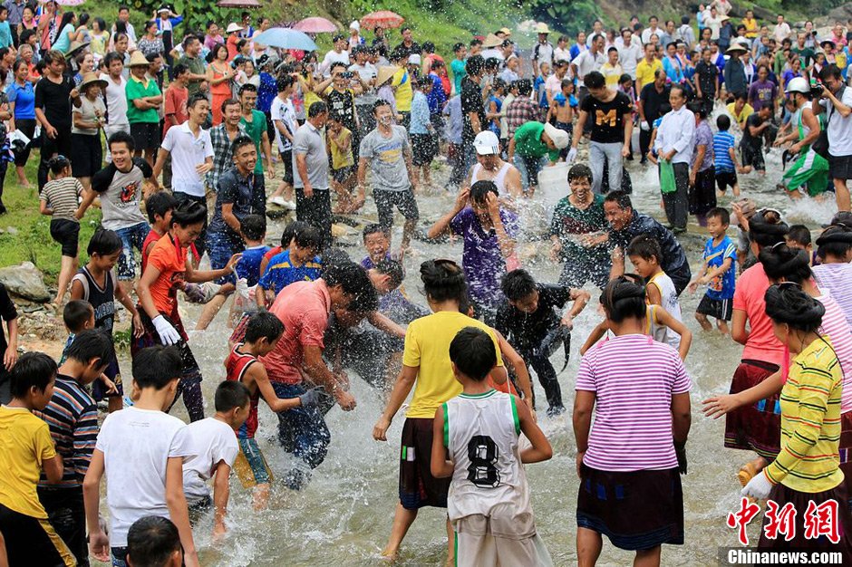 圖為7月9日，村民在小河里摸魚搶魚。譚凱興 攝