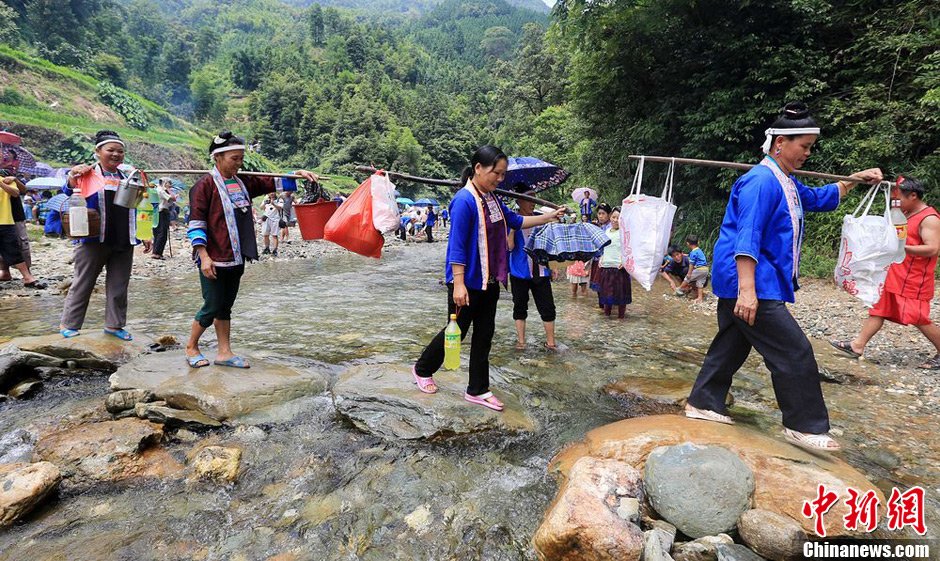 7月9日，一年一度的鬧魚節(jié)在廣西融水苗族自治縣白云鄉(xiāng)保江村舉行，附近村屯的居民前往集會地參加節(jié)日活動
