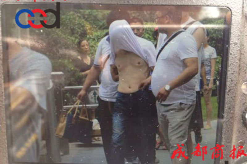 圖為事發(fā)現(xiàn)場，嫌疑人被警方控制。