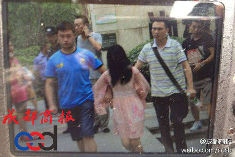 圖為事發(fā)現(xiàn)場，嫌疑人被警方控制。