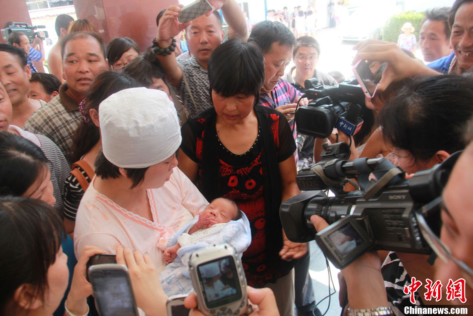 圖為大批媒體記者采訪獲救嬰兒母親。張一辰 攝