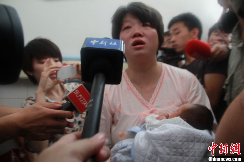 圖為獲救嬰兒母親接受中新社記者采訪。張一辰 攝