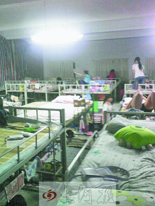 住在電教室里的女生們，擁擠不堪。