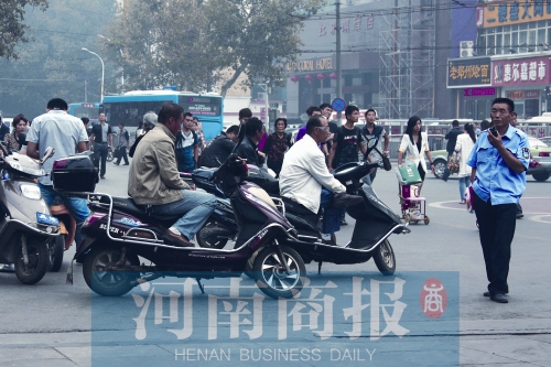 　火車站廣場(chǎng)北側(cè)，幾輛摩的正在等客