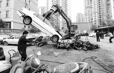  一輛走私寶馬轎車被銷毀。 記者金振強(qiáng) 攝