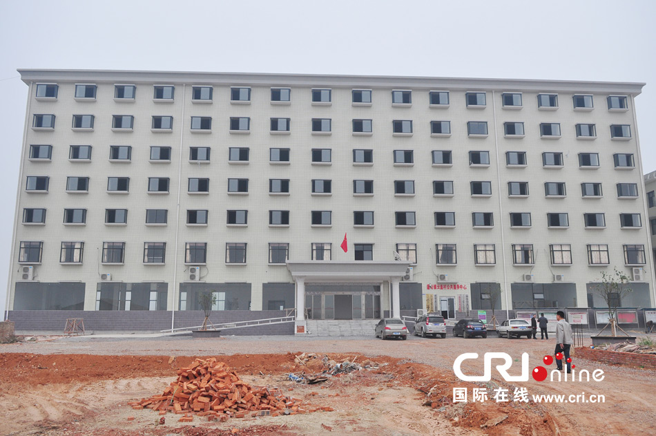 2013年10月21日，長(zhǎng)沙云蓋村欠債千萬(wàn)新建的豪華村部樓。
