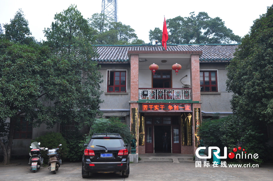　2013年10月21日，這是蓮花鎮(zhèn)人民政府的辦公樓，和蓮花鎮(zhèn)云蓋村的辦公樓相比，寒酸不少。