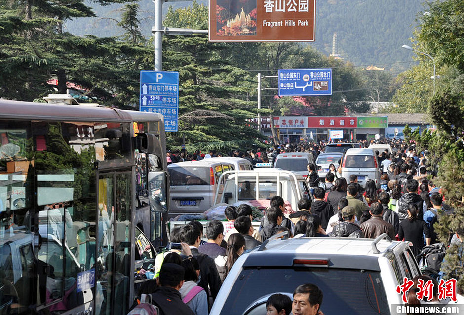 圖為10月26日上午10點多，北京香山路賞紅客摩肩接踵
