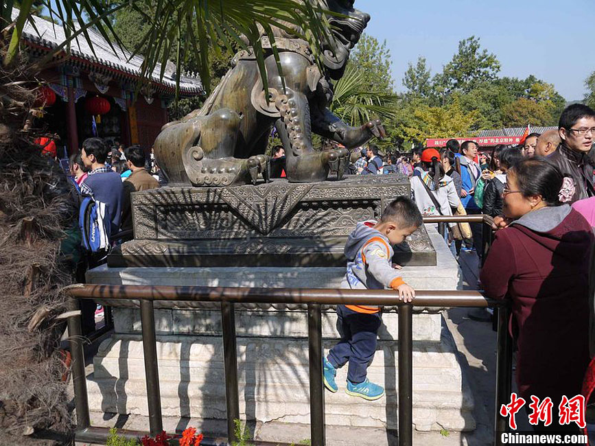 10月26日上午10點多，北京香山路賞紅客摩肩接踵
