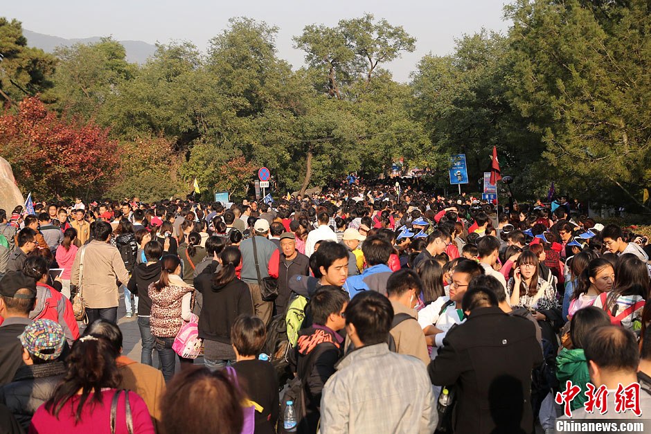 　10月26日，北京香山公園內(nèi)游客摩肩接踵。