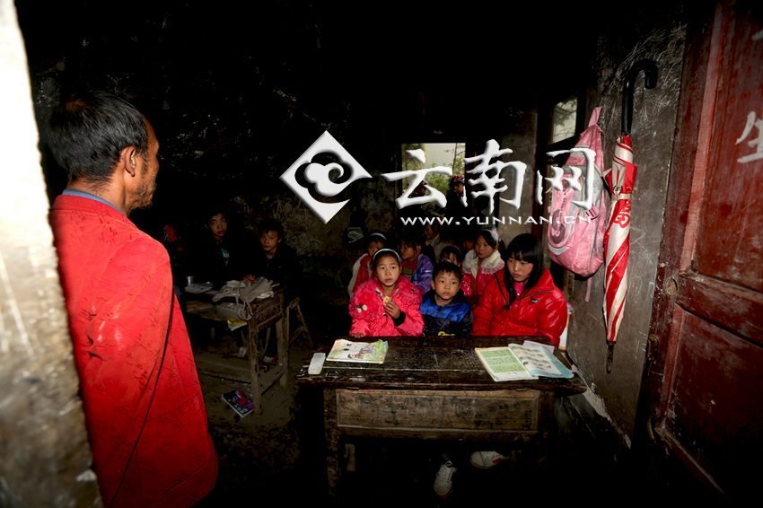 小學(xué)里只有兩個班，大點的孩子無法升入高年級，只得從一年級再讀起，就像復(fù)讀機。