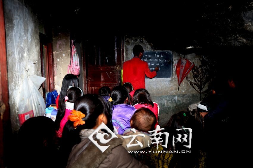 由于受到當(dāng)?shù)厝似缫?，大鍋圈的孩子們沒有外出求學(xué)的機會，只能在這樣的簡易房里學(xué)習(xí)