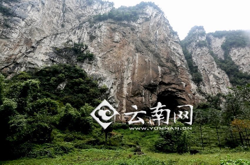 大鍋圈小學(xué)就建在這樣一個懸崖絕壁邊上。