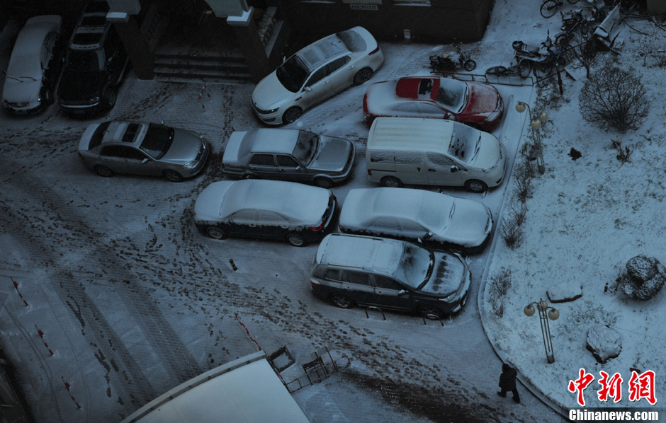 11月18日，沈陽街頭車輛被積雪覆蓋。