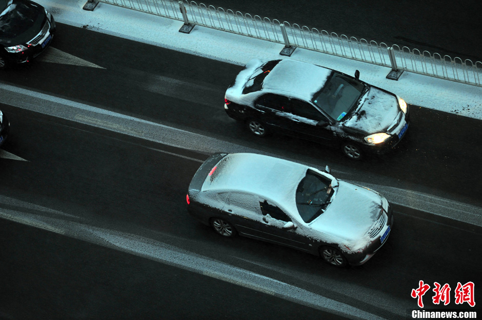 11月18日，沈陽街頭的汽車被積雪覆蓋。