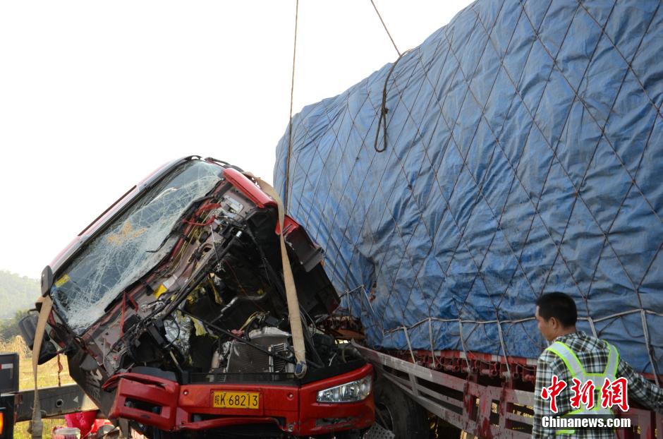 廣云高速發(fā)生車(chē)禍 大型平板拖車(chē)橫跨整個(gè)車(chē)道
